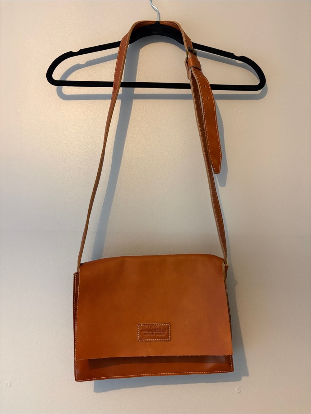 Tan Leather Crossbody Bag by Cuero Papel Y Tijera